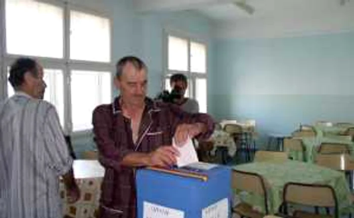 Bolnavii deplasabili au votat în sala de mese a fiecărei secţii din spital