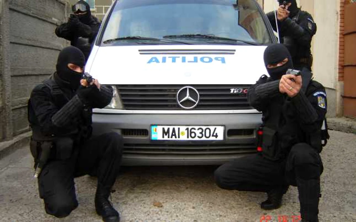Percheziţiile au fost făcute cu ajutorul agenţilor de la Intervenţii Speciale. FOTO: N.BUTNARU