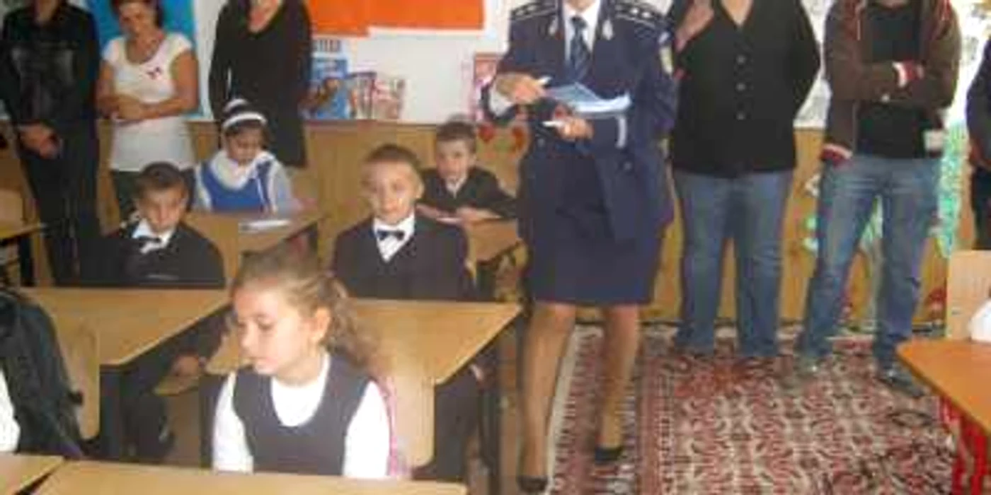 Poliţiştii au împărţit rechizite elevilor