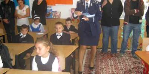 Poliţiştii au împărţit rechizite elevilor