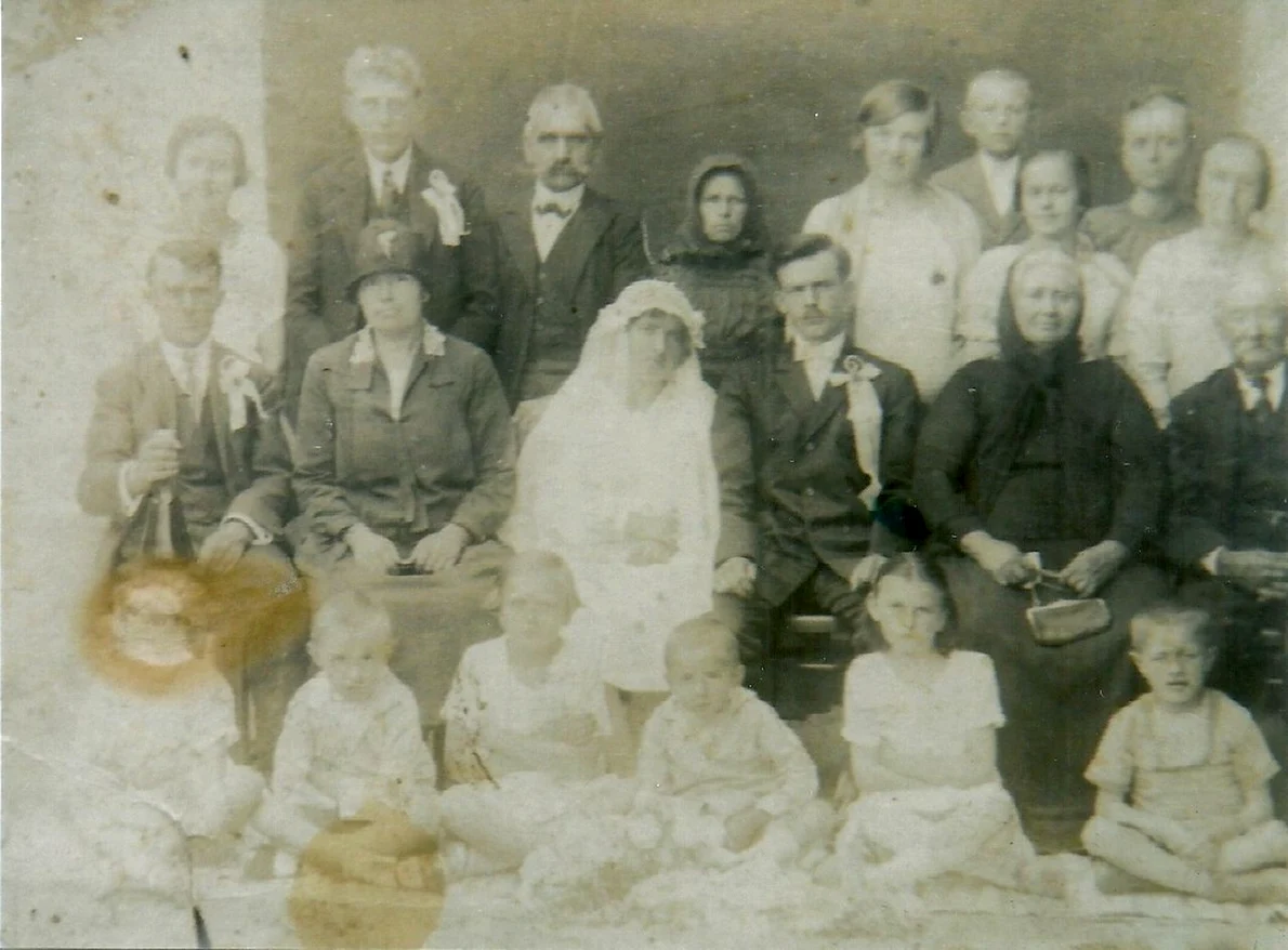 Nuntă cu etnici germani în Reșița, în anul 1929. Miri: Berta și Alexandru Bradler. În anul 1945 cei doi au fost deportați în URSS (© SJAN Caraș-Severin, Colecția de fotografii a municipiului Reșița, Babeu Carina și Stancu Lori, A120)