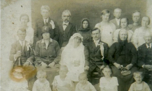 Nuntă cu etnici germani în Reșița, în anul 1929. Miri: Berta și Alexandru Bradler. În anul 1945 cei doi au fost deportați în URSS (© SJAN Caraș-Severin, Colecția de fotografii a municipiului Reșița, Babeu Carina și Stancu Lori, A120)