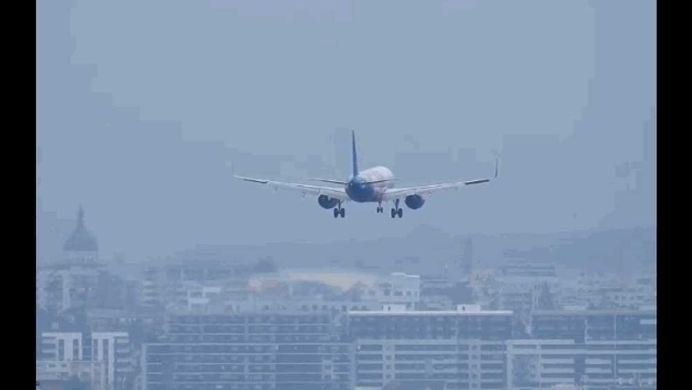 Aterizări dificile pe Aeroportul Internațional din Cluj din cauza vântului: „Se simt în cabină, dar pasagerii cunosc motivele”