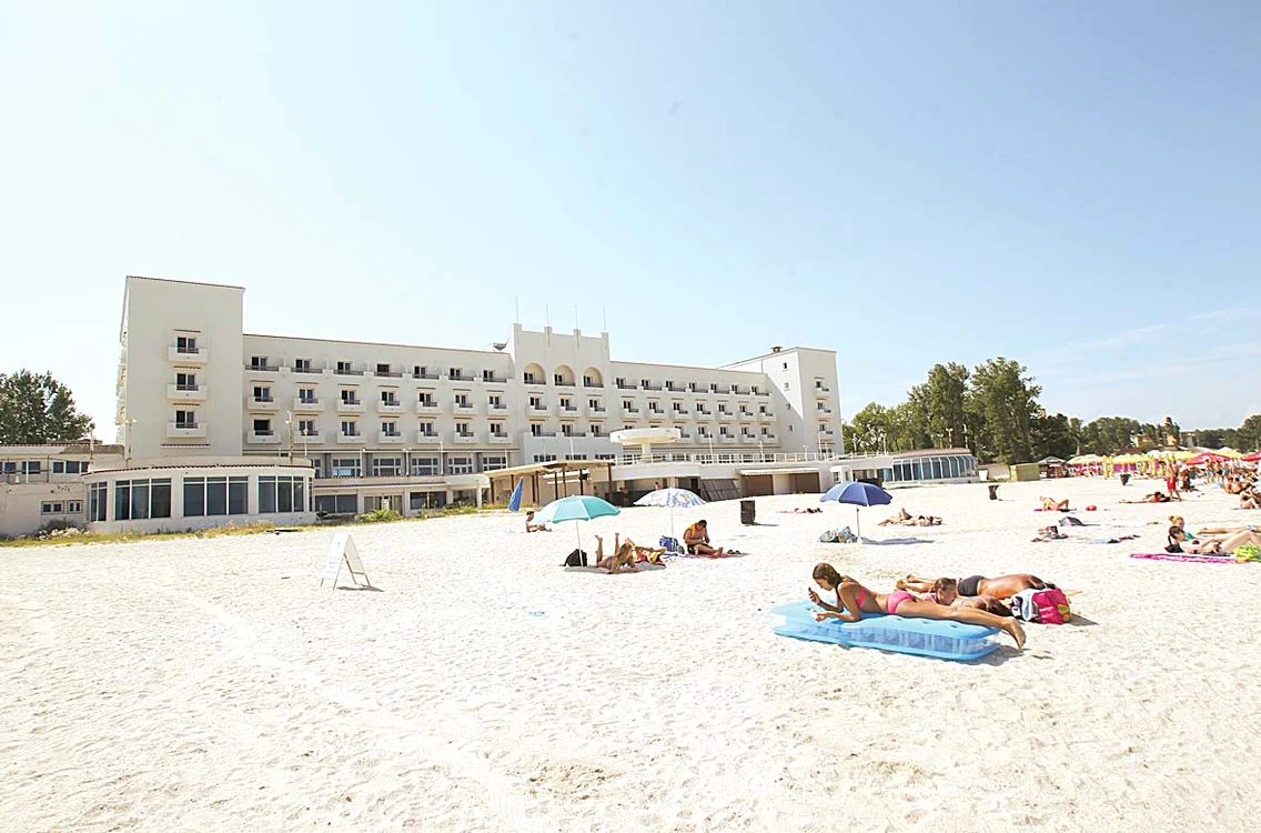 Hotel REX, 2014. Acum, plaja de la REX e cu circuit închis şi e accesibilă doar celor care se cazează aici
