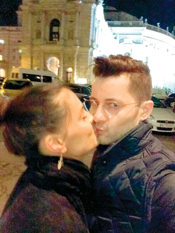 Anca şi Adi şi-au lăsat copiii acasă, în grija unei bunici (FOTO: ARHIVA PERSONALĂ)