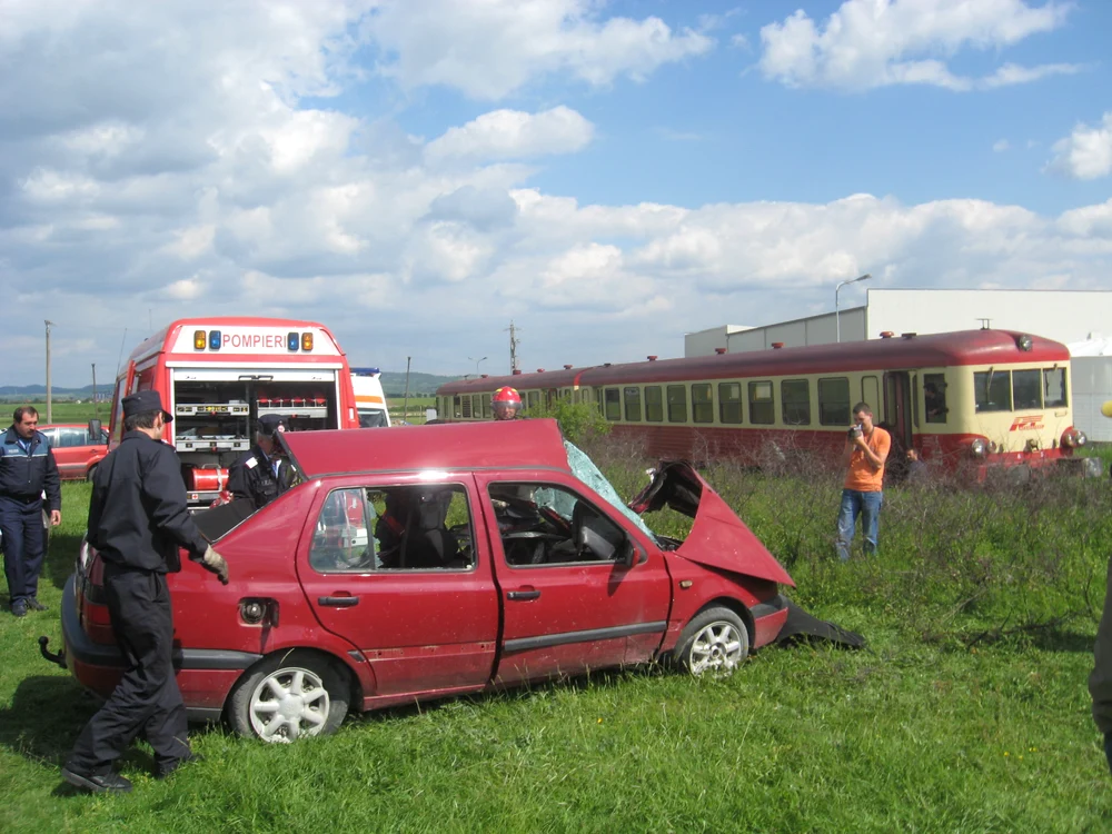 
    Maşina a fost spulberată la trecerea de cale ferată din cauza femeii care conducea autoturismul (foto: Arhivă Click!)  