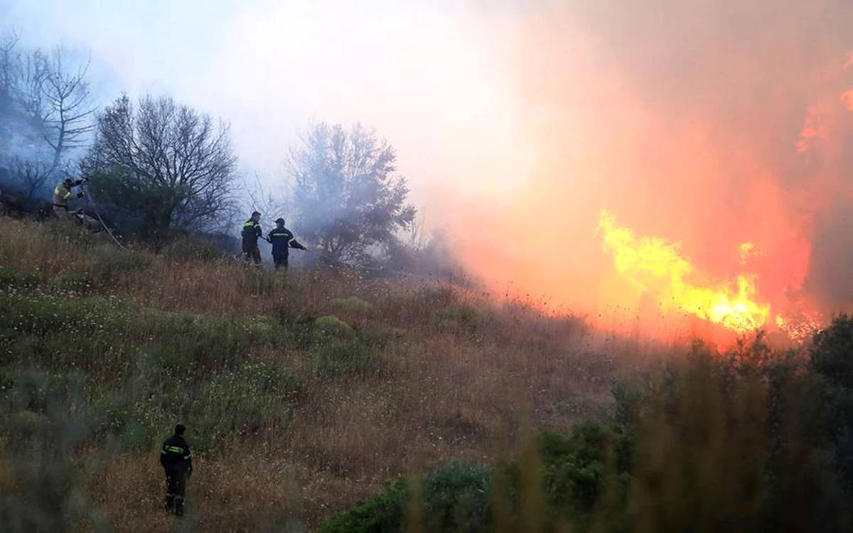 LocuitoriI au fost avertizaţi joi să evacueze imediat zona Foto: twitter Kathimerini English Edition @ekathimerini