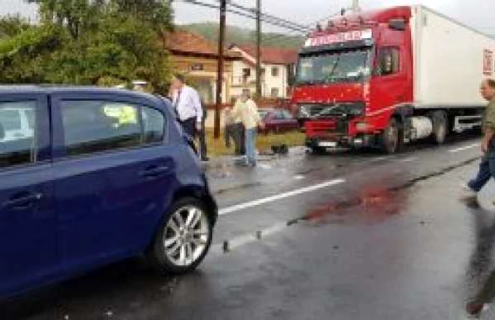 Accident grav, pe DN7, cu un TIR şi trei autoturisme implicate. Un bărbat a murit, iar alte câteva persoane, printre care şi copii, au avut nevoie de îngrijiri