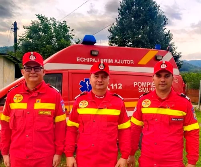 Echipajul SMURD care a salvat bebelușul înecat cu lapte. FOTO ISU Hunedoara