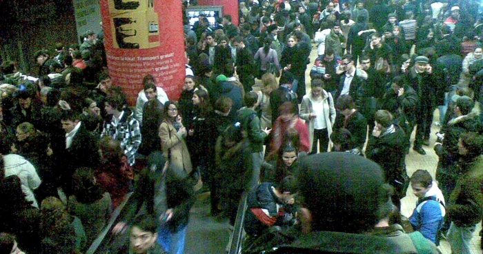Staţia de metrou Unirii s-a aglomerat din cauza incidentului FOTO George Gurescu