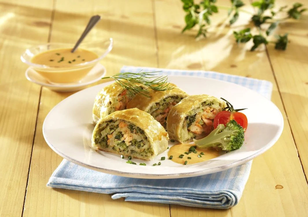 Roll of Alaskian Salmon with Broccoli and Sauce of Red Bell Peppers (step by step) jpeg