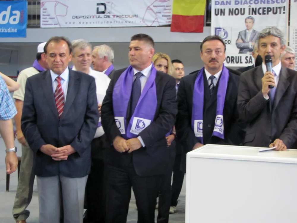 Ioan Lascau, al doilea din stanga, este cautat de Poliţie Foto Adevarul