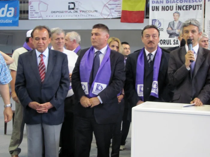 Ioan Lascau, al doilea din stanga, este cautat de Poliţie Foto Adevarul
