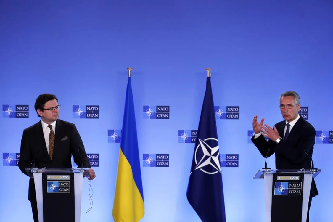Dmitro Kuleba (stânga) şi Jens Stoltenberg la Bruxelles FOTO EPA-EFE