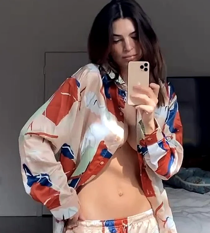 Emily Ratajkowski la scurt timp după naştere
