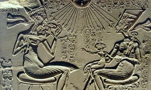 Akhenaton și Nefertiti, alături de copiii lor (© Muzeul Egiptean din Berlin / Wikimedia Commons)