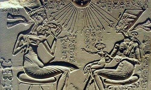 Akhenaton și Nefertiti, alături de copiii lor (© Muzeul Egiptean din Berlin / Wikimedia Commons)