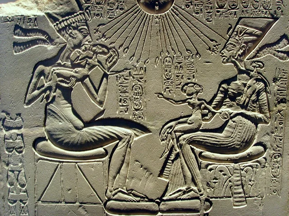 Akhenaton și Nefertiti, alături de copiii lor (© Muzeul Egiptean din Berlin / Wikimedia Commons)