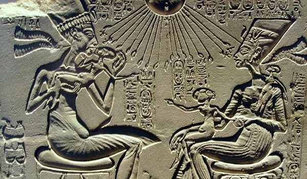 Akhenaton și Nefertiti, alături de copiii lor (© Muzeul Egiptean din Berlin / Wikimedia Commons)