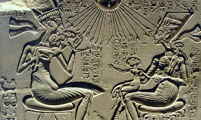 Akhenaton și Nefertiti, alături de copiii lor (© Muzeul Egiptean din Berlin / Wikimedia Commons)