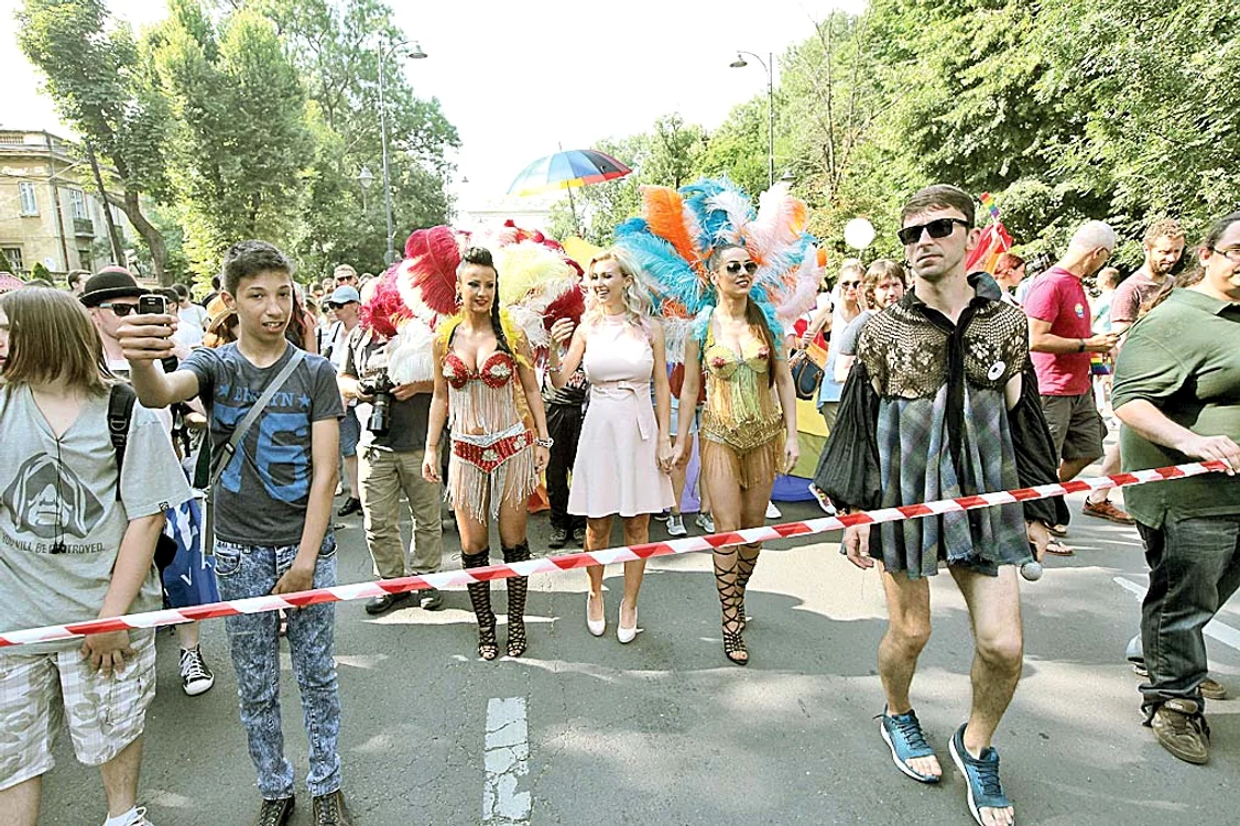 
    Andreea Bălan  a defilat şi ea alături  de homosexuali, lesbiene  şi alţi susţinători  
