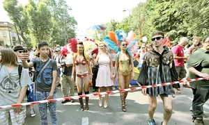 Andreea Bălan  a defilat şi ea alături  de homosexuali, lesbiene  şi alţi susţinători jpeg