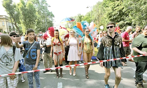 Andreea Bălan  a defilat şi ea alături  de homosexuali, lesbiene  şi alţi susţinători jpeg