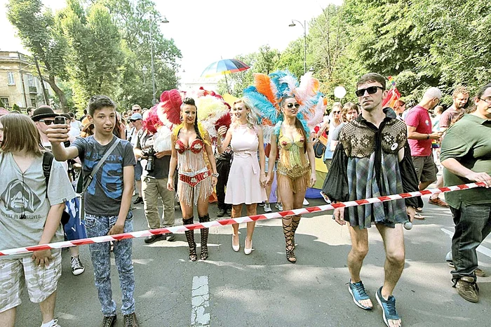 Andreea Bălan a defilat şi ea alături de homosexuali, lesbiene şi alţi susţinători