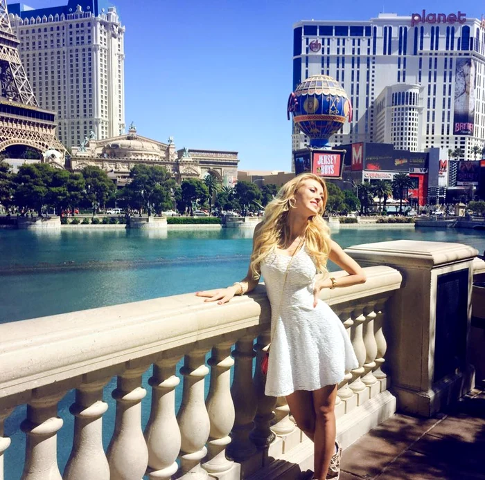 Superba blondină a surprins toată suflarea masculină cu formele ei apetisante