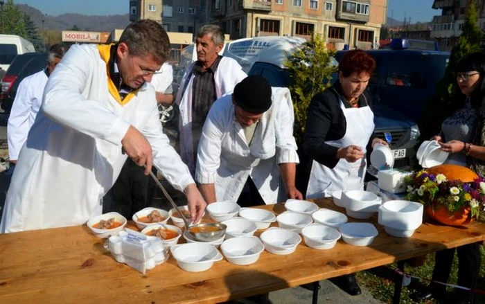 Primarul Tiberiu Iacob Ridzi a participat la împărţirea tocanei.