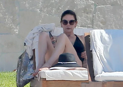 Exclusive    Premium: Catherine Zeta Jones And Michael Douglas Enjoy A Day At The Beach ***NO USE W/O PRIOR AGREEMENT   CALL FOR PRICING*** jpeg