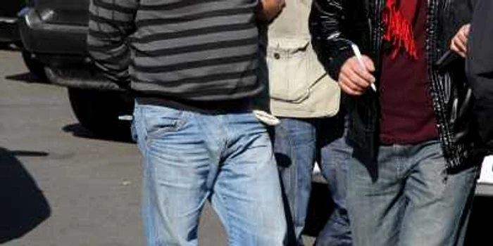 Cei trei suspecţi au fost reţinuţi de poliţişti
