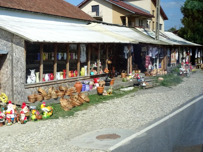 Zona comercială pentru produse din ceramică din Horezu - Vâlcea Foto Adevărul - credit DMS