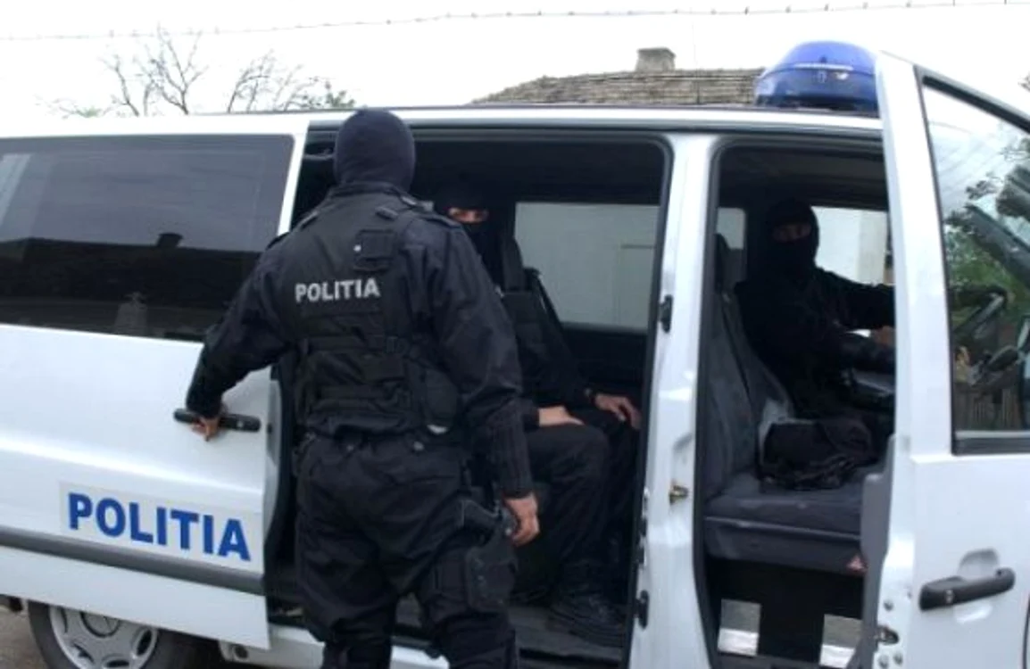 
    Poliţiştii au descins la mai multe adrese din Slobozia  