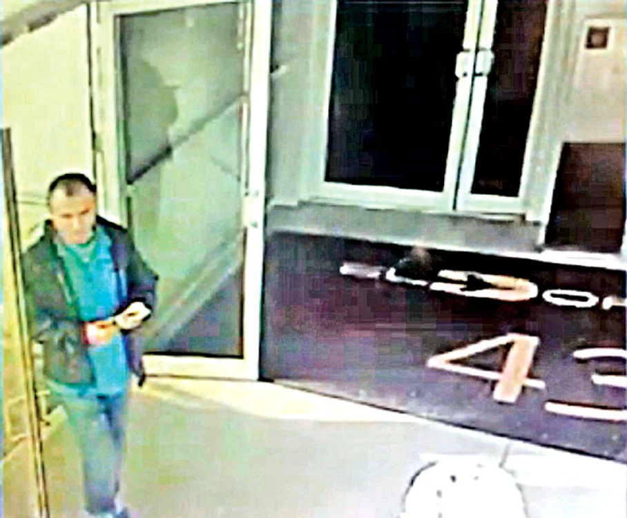 Comana este surprins de camerele de luat vederi din aeroport, înainte de îmbarcare