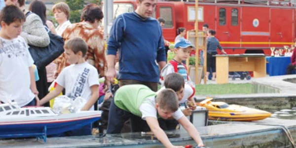Cursă de viteză pe apă  la Fântâna Speranţei