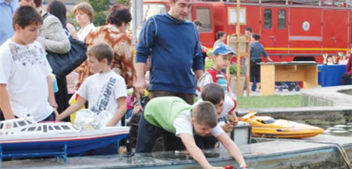 Cursă de viteză pe apă la Fântâna Speranţei