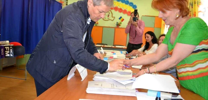 Dacian Ciolos a votat la Zalău FOTO Andreea Vilcovschi