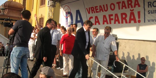 Crin Antonescu părăseşte scena din Piaţa Unirii din Timişoara