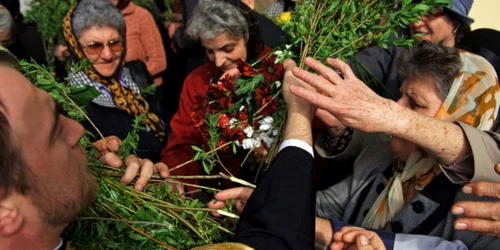 De sărbătoarea Floriilor, credincioşii primesc de la preoţi ramuri de salcie Foto: Arhivă Adevărul