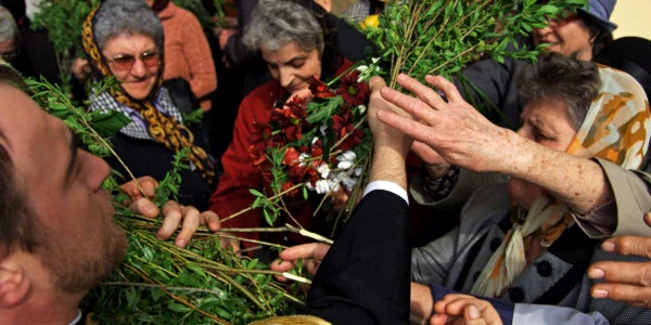 De sărbătoarea Floriilor, credincioşii primesc de la preoţi ramuri de salcie Foto: Arhivă Adevărul