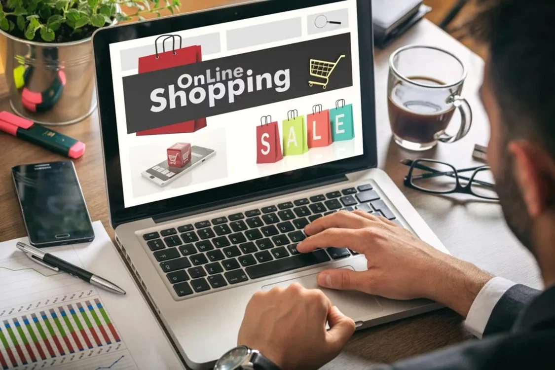 Un bărbat privește un site de cumpărături online