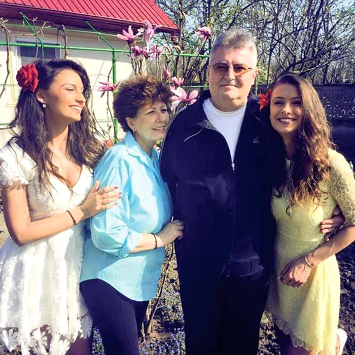 Olivia, alături de familie: mama, tatăl și sora ei