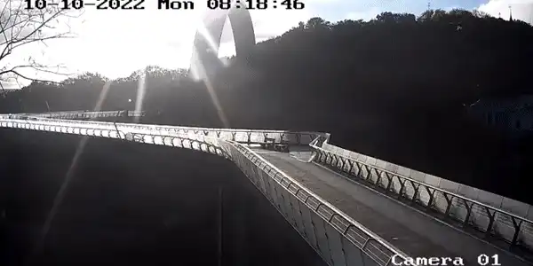 Momentul în care o rachetă rusească lovește un pod pietonal din Kiev 
