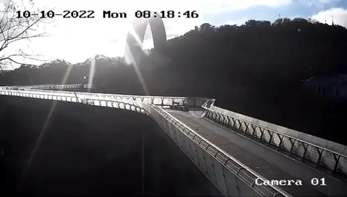 Momentul în care o rachetă rusească lovește un pod pietonal din Kiev