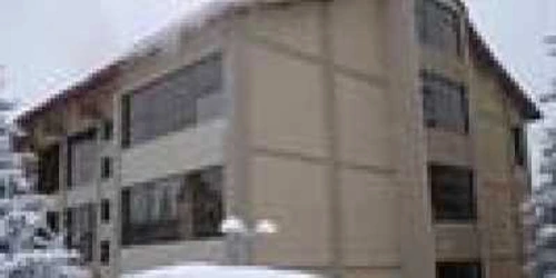 Focul a cuprins acoperişul hotelului NT din Rânca
