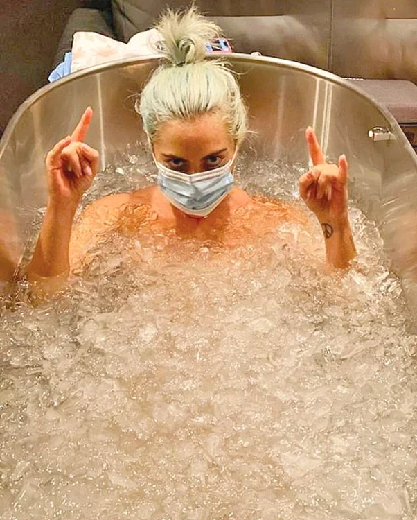 Lady Gaga, 34 de ani, face băi în gheaţă