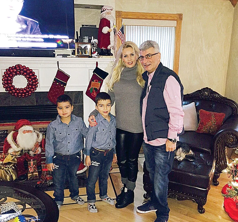 Maximus (7 ani) şi Eduard Gabriel (4 ani) au avut parte de un Crăciun de vis în SUA, alături de tatăl lor, Silviu Prigoană şi de iubita acestuia, Mihaela. Micuţii au primit multe jucării cu baterii, gadgeturi, haine şi dulciuri