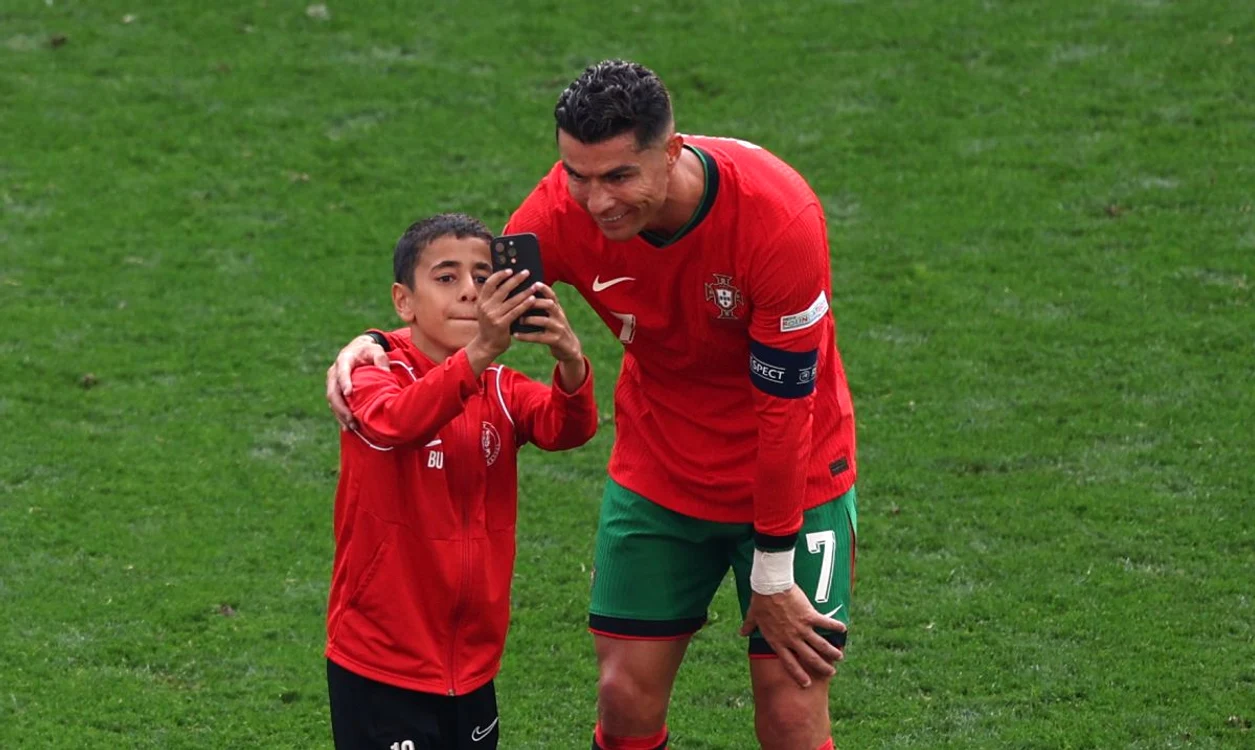 Cristiano Ronaldo și cel mai emoționant selfie, cu băiatul de 10 ani