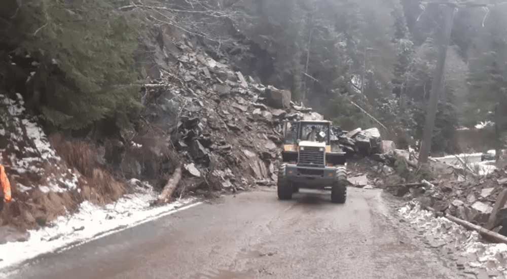 Alunecare de stânci pe Transfăgărășan. Drumul este blocat, aproape de barajul Vidraru VIDEO